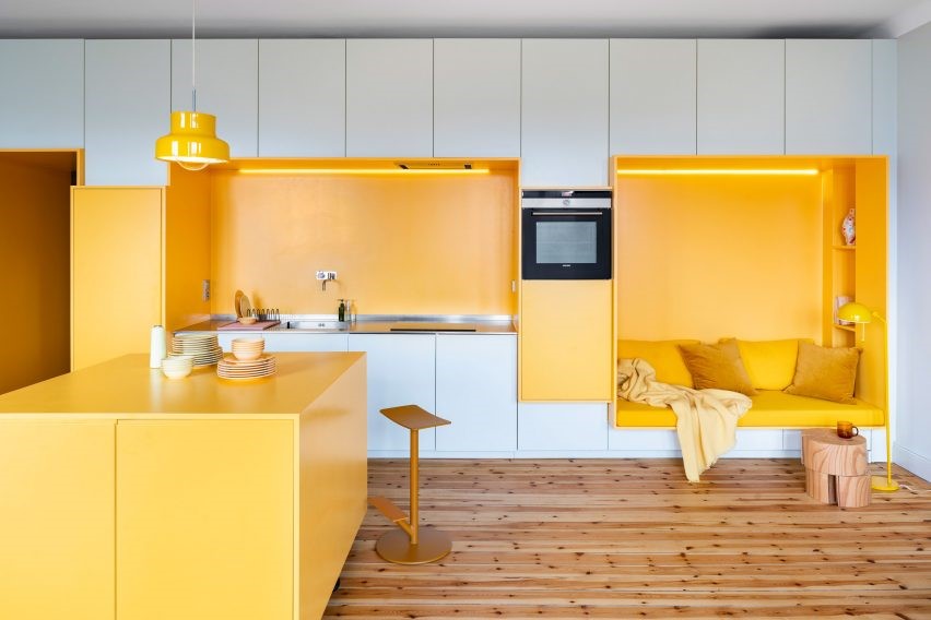 밝은 노란색으로 공간에 깊이감을 준 아파트