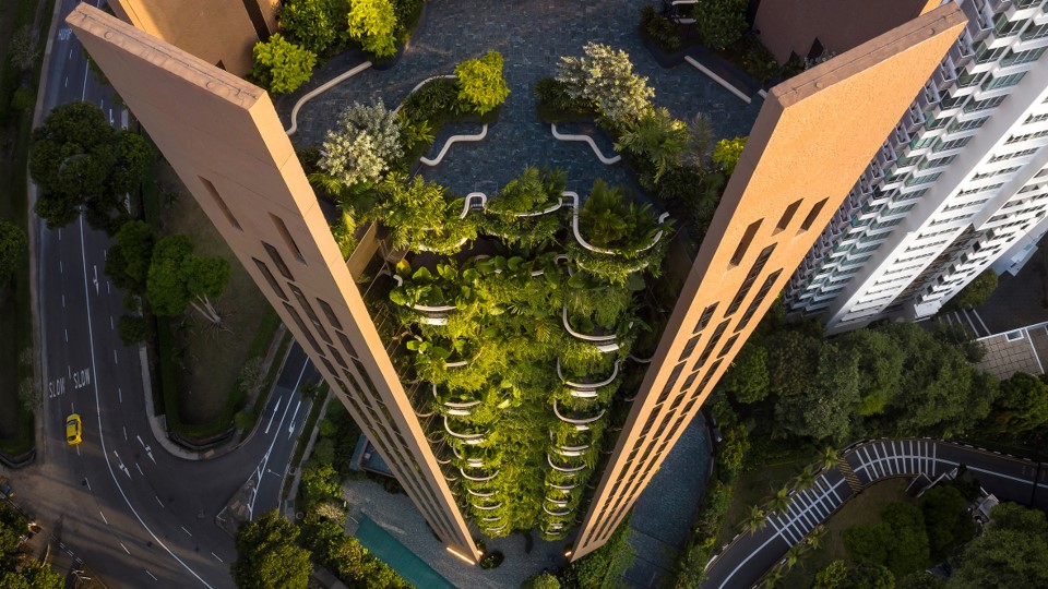 식물로 가득한 발코니가 있는 싱가포르 에덴아파트