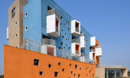 [DEZEEN] 생생한 색상은 Sanjay Puri Architects의 인도 주택 단지를 정의합니다.