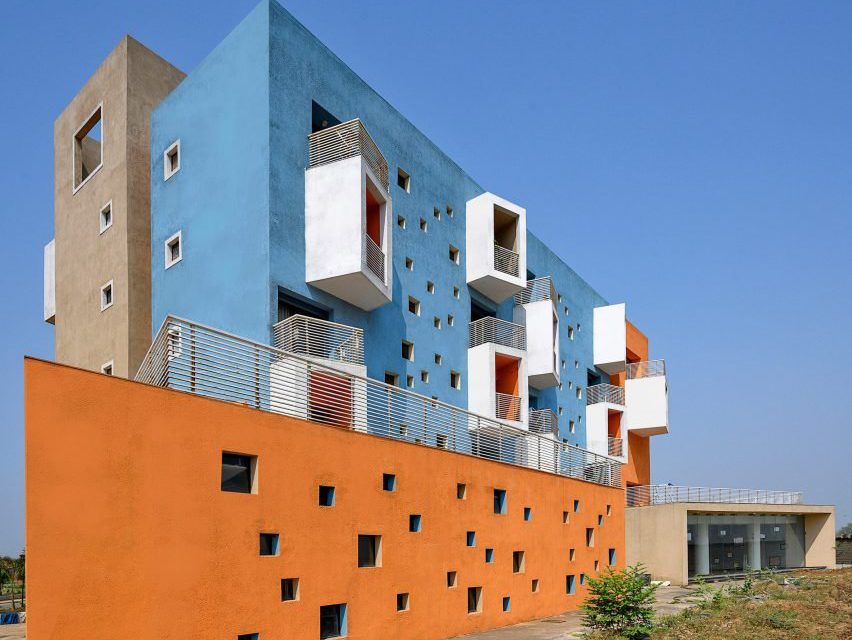 [DEZEEN] 생생한 색상은 Sanjay Puri Architects의 인도 주택 단지를 정의합니다.