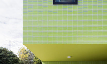 색상과 톤을 활용: 건물 정면에서 색채 효과