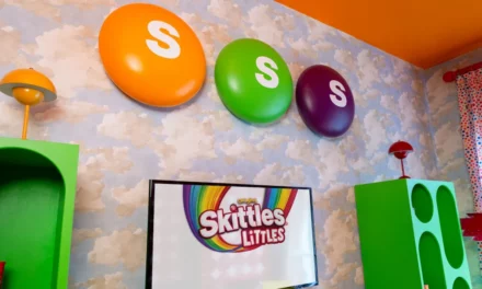 Skittles을 사용하여 메가 컬러로 마이크로 공간을 디자인하는 Dani Klaric