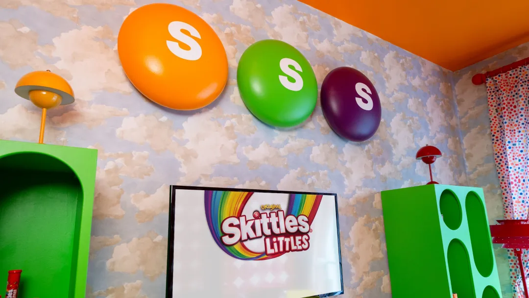 Skittles을 사용하여 메가 컬러로 마이크로 공간을 디자인하는 Dani Klaric